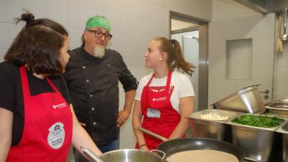 Bild: Hanna Gibbs
Teambesprechung: TV-Koch Stefan Marquard gab den Schülern Tipps, wie gesunde und leckere Speisen entstehen.