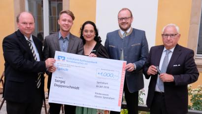 Bild: do
Mit einer Spende von 1000 Euro würdigte Georg Girisch (rechts) die Bachelorarbeit des OTH-Studenten Sergej Depperschmidt (Zweiter von links). Beratend zur Seite stand dem OTH-Studenten Prof. Dr. Wolfgang Weber (links). Grußworte sprachen Festival-Intendantin Sissy Thammer (Dritte von links) und Landrat Andreas Meier (Vierter von links).