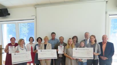 Bild: jzk
Heribert Fleischmann (hinten rechts) und stellvertretender Landrat Günter Kopp (rechts) würdigen bei der Preisverleihung die Leistungen von Schülern, Lehrern sowie der Jugendsozialarbeiter Carola Reger und Jörg Wetzel (Vierte und Sechster von links). Die Scheck nehmen Konrektorin Beate Koch (Erbendorf), Rektorin Christine Wiesend (Kemnath) und Konrektor a.D. Alfred Benkner (Waldsassen, vorne von links) entgegen