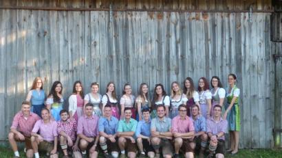 Bild: kkl
16 Paare tanten in Kemnath den Kirwabaum aus.