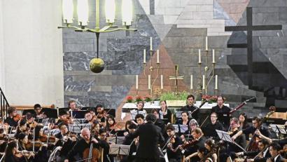 Bild: Petra Hartl
Das Orchesterkonzert der Festival Akademie im vergangenen Jahr in der Christuskirche als großes Finale mit Solist Misha Quint (Violoncello) und Dirigent Dorian Keilhack.