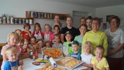 Bild: du
Das Pizzabacken ist immer sehr beliebt bei den Kindern des Ferienprogramms.