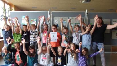 Bild: exb
Die Klasse 4 a der Grundschule Plößberg veranstaltet beim Schulfest eine besondere Aktion: Mit einer Verkaufsaktion und der Hilfe vom Erdenwerk Ziegler unterstützen die Schüler die Aktion „Plant-for-the-Planet“.