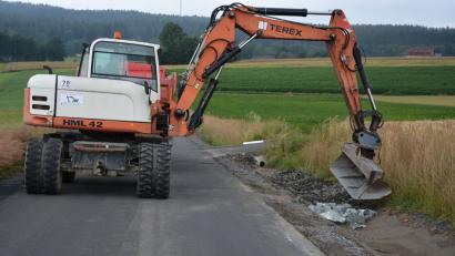 Bild: jr
Sanierungsarbeiten laufen seit Mitte dieser Woche auf einem Abschnitt der Ortsverbindungsstraße zwischen Höflas und Siegelmühle. Seit dem schweren Unwetter vom 31. Mai ist die Straße gesperrt.