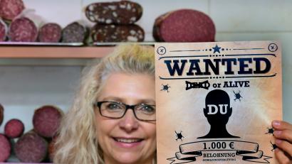Bild: htl
Kopfgeld für Azubis: Heike Lutter zeigt das Wanted-Plakat, mit dem die Metzgerei Englhard auf Azubi-Suche geht. Mit Erfolg. Immer mehr Betriebe in der Region bieten für Lehrlinge zusätzliche Anreize.