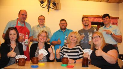 Bild: kro
Viel gelacht werden darf bei den Vorstellungen der Theatergruppe des Vereins Club-Haus Kondrau. Gezeigt wird der Schwank „Der Club der Emanzen“. Sitzend von links Diana Gollwitzer, Christine Sommer, Silvia Waidhas und Lucia Gradl. Stehend von links Andreas Riedl, Markus Waller, Christoph Frank, Andreas Grillmeier und Markus Härtl.