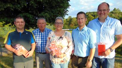 Bild: fnk
.Für das langjährige Engagement bedankten sich der 1. und 2. Vorsitzende Achim Bender (Zweiter von links) und Michael Jakuttis (Zweiter von rechts) bei den ausgeschiedenen Vorstands- und Beiratsmitgliedern Kurt Hösl (links), Yvonne Bauer und Gerald Schirmer (rechts).