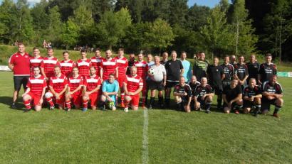 Bild: hl
Die aktuelle erste Mannschaft des SVW (links) muss sich den Meisterkickern aus 95/96 und 20005/06 (rechts) knapp geschlagen gegeben. Schiedsrichter der Partie ist Ludwig Schreml (mit Ball).