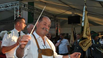 Bild: exb
Hermann Meier darf die Blaskapelle beim „Niedersachsenlied“ dirigieren, was dem Oberpfälzer souverän gelingt. Im Hintergrund rechts ist die restaurierte Fahne zu sehen, die der Anlass für die Reise nach Ankum war.