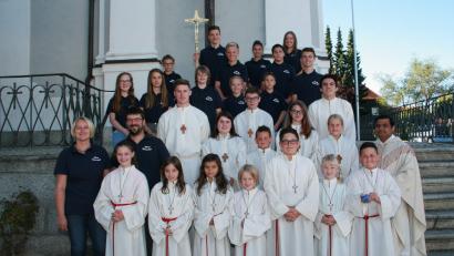 Bild: wro
Sieben neue Ministranten – vorne von links: Magdalena Zwerenz, Josepha Blei, Svenja Ulrich, Sophia Bächer, Enrico Baum, Veronika Konz und Nicolo Rudhoff ergänzen künftig die Schar der Ministranten. „Herzlich willkommen“ sagten Silke Bächer, Markus Konz (vorne – von links), Pater Martin (rechts) und die künftigen Ministranten-Kollegen.