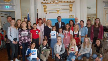 Bild: (gib)
Für ihre kreativen Beiträge im Europa-Wettbewerb hat Regierungspräsident Axel Bartelt (hinten Mitte) auch Schüler aus Amberg und Ammerthal ausgezeichnet.