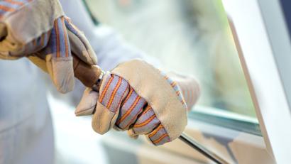 Bild: Hauke-Christian Dittrich/dpa
Fenster und Terrassentüren sind für Einbrecher oft kein Hindernis. Auch die nun verurteilten Täter kamen durch eine aufgehebelte Tür ans Ziel.