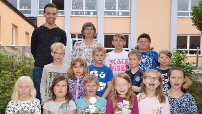 Bild: no
Den Wanderpokal überreicht Andreas Dehling an die von Christine Schaffenroth geleitete 2b als teilnehmerstärkste Klasse.