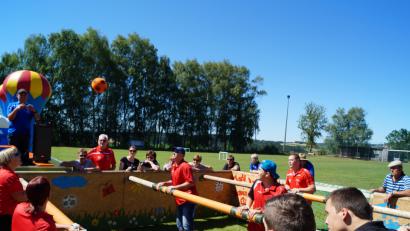 Bild: sgs
Das Lebendkicker-Turnier war ein Höhepunkt beim Sport- und Familienwochenende der DJK Gleiritsch. Der leichte Ball war von den Spielern gar nicht so einfach zu kontrollieren.