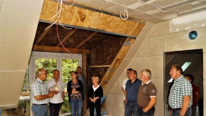 Bild: arw
Trotz einer kleinen Verzögerung soll das Obergeschoss des Kindergartens St. Matthäus rechtzeitig zum 1. September fertig sein. Das erfährt der Gemeinderat Püchersreuth bei einer Ortsbegehung.