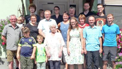 Bild: lep
Mit ihrer Großfamilie feiert die Jubilarin ihren 80. Geburtstag beim Melber. Kinder, Schwiegerkinder, Enkel und Urenkel gratulieren ihrer „Oma“. Für die Marktgemeinde überbringt Bürgermeister Jürgen Kürzinger sowie für die Kirchengemeinde Pfarrer Helmut Süß die Glückwünsche.