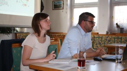 Bild: bjp
Eine angeregte Diskussion im kleinen Kreis leiten Anja Baniewicz und Christian Neff von "Regionalbus Ostbayern" beim Pressather ÖPNV-Bürgerforum.