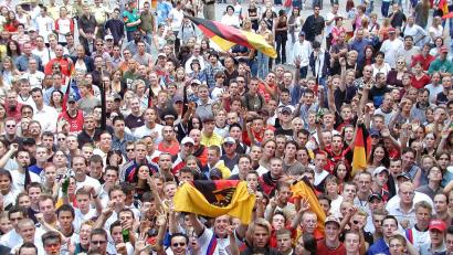 Bild: wsb
Hunderte kommen im Juni 2002 auf den Marktplatz, um das WM-Finale gegen Brasilien zu sehen.
