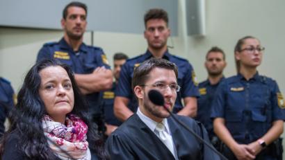 Bild: Peter Kneffel/dpa-Pool/dpa
Die Angeklagte Beate Zschäpe sitzt und neben ihrem Anwalt Mathias Grasel auf der Anklagebank im Gerichtssaal.