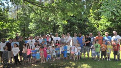 Bild: BEY
20 Väter und 40 Kinder verbrachten zwei Tage in der iydillischen Umgebung des Schwander Weihers.