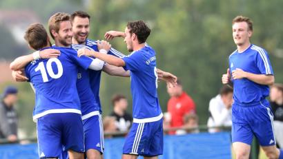 Bild: Alfred Schwarzmeier
Der Jubel in der Relegation über den Klassenerhalt ist beim SV Etzenricht verklungen. Alle Konzentration richtet sich bei den Blau-Schwarzen auf den Saisonauftakt an diesem Samstag zu Hause gegen den VfB Bach.