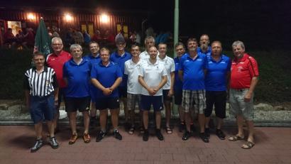 Bild: sgs
Vorsitzender Michael Zinkl (rrechts), Schiedsrichter Georg Wilhelm und Wettbewerbsleiter Otto Hösl (von links) mit den drei Erstplatzierten, dem SC Ettmannsdorf, der SpVgg Pfreimd und dem FC Neunburg.