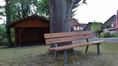 Bild: br
„Diese Bank passt dort nicht hin“, gibt die Sprecherin der FW-Fraktion, Elisabeth Streng ihr Missfallen zum Ausdruck, auch wenn es nur eine vorübergehende Lösung ist.