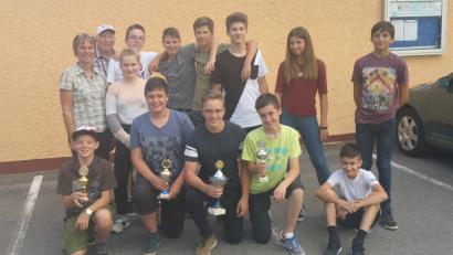 Bild: exb
Die U 14-Basketballer mit ihren Trophäen beim Schützenheim.