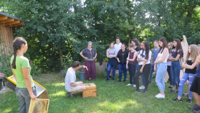 Bild: JZK
Hobbyimker Dr. Florian Hage zeigt den Zehntklässlern einen seiner Bienenkästen und was sich darin befindet.