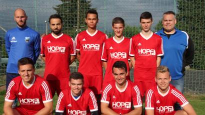 Bild: kro
Die Neuen bei den Kondrauer Sportfreunden. Vorne von links: Jonas Möhwald, Jeremy Wedlich, Ludwig Müller und Marco Klünter. Hinten von links: Trainer Jakub Ryba, Safak Göybulak, Adrian Kraus, Luca Frank, Tobias Marti und Trainer Stefan Landefeld.