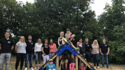 Bild: gz
Der Elternbeirat und die Junge Union freuen sich genauso wie die Kindergartenkinder über das neue Spieleangebot.