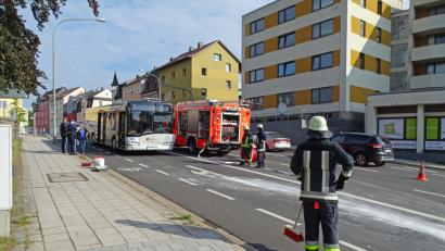 Bild: Dobmeier
Der Linienbus fuhr wohl auf zwei Autos auf.