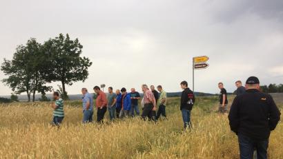 Bild: njn
Feldbegehung auf den Feldern des Bio-Bauernhofs Bauer in Siegritz bei Erbendorf