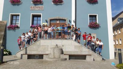 Bild: alr
Die Schüler der 4. Klasse vor dem Rathaus.