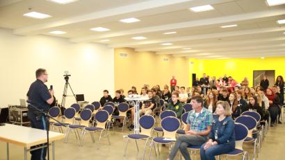 Bild: njn
Betroffen zeigten sich die Schüler bei den Ausführungen der Referenten. Mit auf dem Bild (vorne von links) Polizeihauptmeister Carsten Landgraf, Jugendsozialarbeiter Jörg Wetzel und Konrektorin Beate Koch.