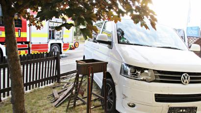 Bild: jma
Unfall in Grafenwöhr: Das Auto bleibt im Vorgarten stehenn.