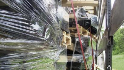 Bild:  Verkehrspolizei Amberg
Folie hilft da wenig: Wenn Gussformteile auf einem Lkw ins Rutschen kommen, kann das schlimme Folgen haben.