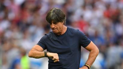 Bild: Andreas Gebert/dpa
Joachim Löw schaut auf die Uhr. Die Kritiker des Bundestrainers sagen, seine Zeit wäre nach dem WM-Aus eigentlich abgelaufen.