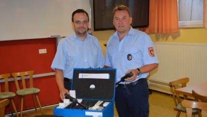 Bild: exb
Die Kreisbrandmeister Alex Graf und Michael Iberer (von links) mit den neuen Messgeräten. Sie erlauben es den Experten der Landkreis-Feuerwehr, im Ernstfall schnell herauszufinden, mit welchen Gasen sie es zu tun haben.