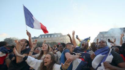 Bild:  Leo Novel/dpa
Jubelnde Franzosen nach dem Halbfinal-Sieg vor dem Pariser Rathaus. Auch in Périgueux feierten die Fans den Einzug ins Finale - und hoffen, dass die équipe tricolore auch am Sonntag gewinnt.