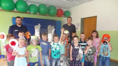 Bild: exb
Philipp Schwan und Manfred Günthner (von links) von der örtlichen Feuerwehr schauten im Rahmen der Brandschutzerziehung im Kinderhaus Konnersreuth vorbei.
