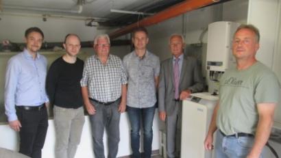 Bild: exb
Start des Speicher-Pilotprojekts (v. l.): Philipp Bühner und Christoph Schmid von der Bayernwerk Netz, Richard Stock, Ortssprecher der Dorferneuerung, Bauamtsleiter Achim Scherm, Erster Bürgermeister Peter König und Elektriker Thomas Philipp.