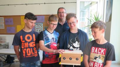 Bild: jzk
Tobias Müller, Felix Koppe, Enrico Spiersch, Joshua Heining (von links) bauen mit Hilfe ihres Klassenlehrers Thomas Seitz eine Solar-Aufladestation.