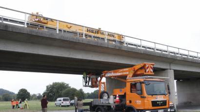 Bild: Hirsch
Während der 48 Tonnen schwere Kranwagen über die Brücke rollte, ermittelten die Statiker die Verbiegungen des Materials.
