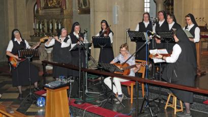 Bild: Dobmeier
Variationsreiche Melodien, dargeboten von Armen Schulschwestern: Unter der Leitung von Gabriele Lobinger (vorne, rechts) spielte die Schulschwestern-Band beim Festgottesdienst auf.