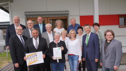 Bild: fvo
Bei der Übergabe der Förderurkunde für das Projekt Neun2727 freuen sich vor allem AOK Direktor Jürgen Spickenreuther (vordere Reihe, Zweiter von rechts) und NEUN2727-Koordinatorin Doris Völkl (vordere Reihe Dritte von rechts).