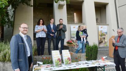Bild: Gabi Schönberger
Landrat Andreas Meier (links), seine Mitarbeiter vom Regionalmanagement (im Hintergrund) und Axel Koch von der Regierung (rechts) sind stolz auf das erste Regionalmagazin.