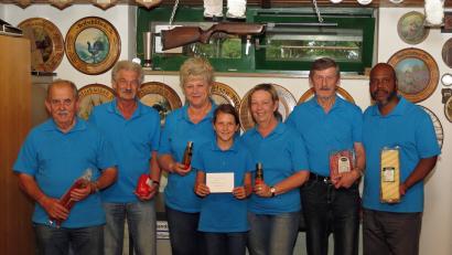 Bild: Dobmeier
Sachpreise gibt es für die Vereinsmeister der Schießgruppe Weiden 2016 von Vorsitzendem Karl Heinz Klein senior (Zweiter von links).