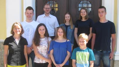 Bild: dob
Jonas Miedl (vorne, rechts) hat sich heuer bereiterklärt in die Waldauer Messdienerschar einzutreten. Mehrere verdiente Ministranten wurden verabschiedet. Kaplan Ulrich Eigendorf (hintere Reihe, Zweiter von links) und Gemeindereferentin Christine Hecht (links) stellten auch Madlen Koller und Sonja Eckl (hintere Reihe, von links nach rechts) als neue Oberministranten vor.