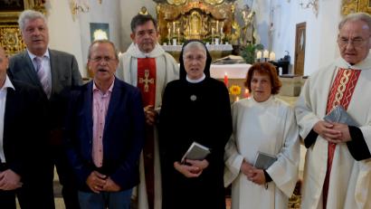 Bild: le
Viele Gratulanten beglückwünschen Schwester Ellen (Dritte von rechts) zur 40-jährigen Professjubiläum. Von links: Stefan Kreiner, Sprecher des Pfarrgemeinderates, Bürgermeister Günter Stich, Kirchenpfleger Josef Rosner, Pfarrer Max Früchtl, Frauenbundvorsitzende Christina Schaller und Pater Leo Beck.